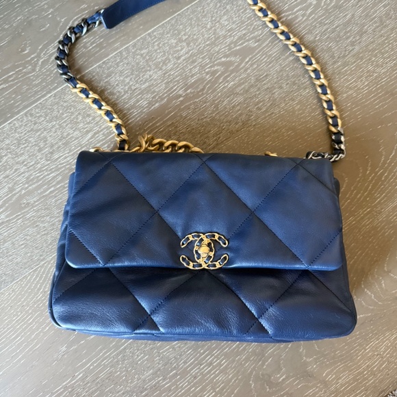Chanel 19 Large Lambskin Flapbag in Bleu Marine - Picture 4 of 13